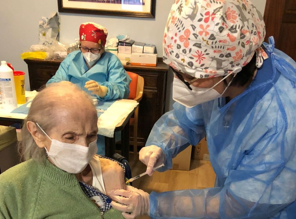Rsa Albano: vaccinata anche nonna Teresa di 99 anni