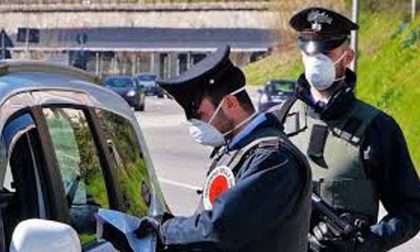 Si fanno una "canna" in zona rossa: 400 euro di multa