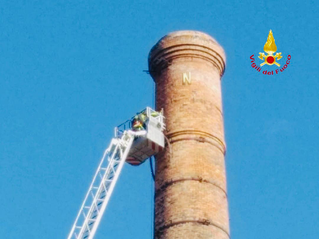 Gattinara, ciminiera pericolante: intervento dei Vigili del Fuoco