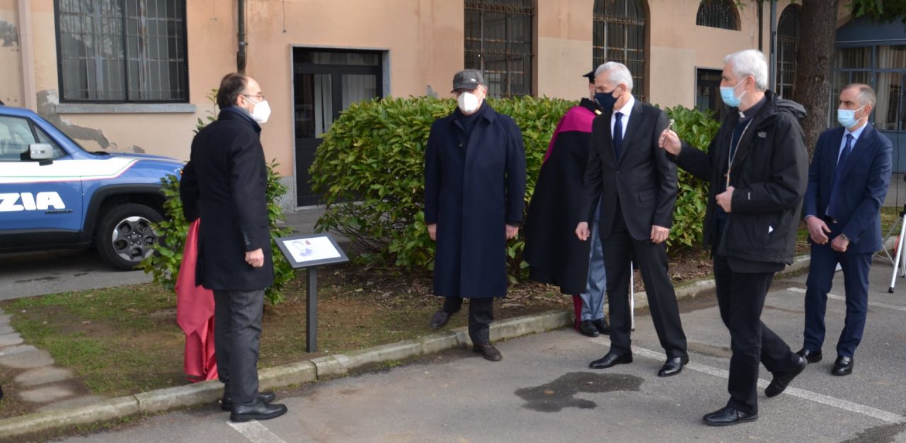 Un albero di camelia e una targa nel giardino della Questura per Giovanni Palatucci