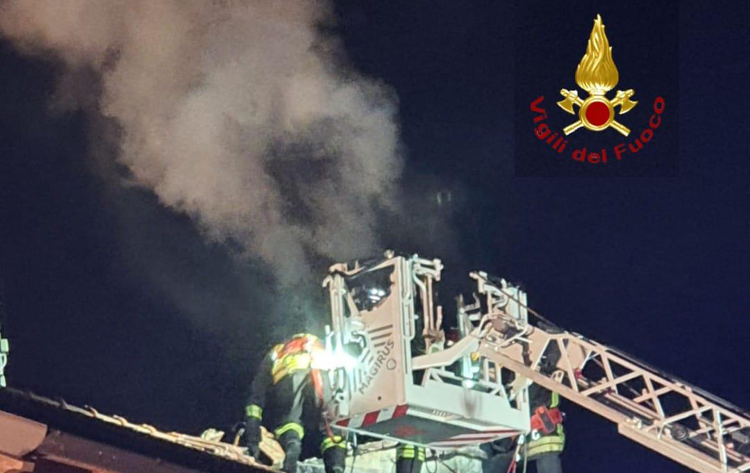 Incendio camino ad Arborio in serata