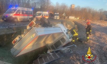 Auto e camioncino fuori strada: occupanti in ospedale