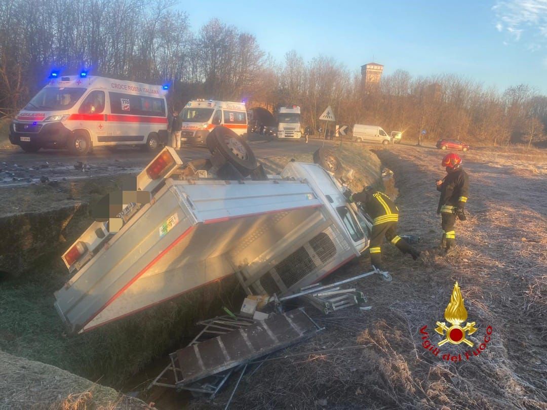Auto e camioncino fuori strada: occupanti in ospedale
