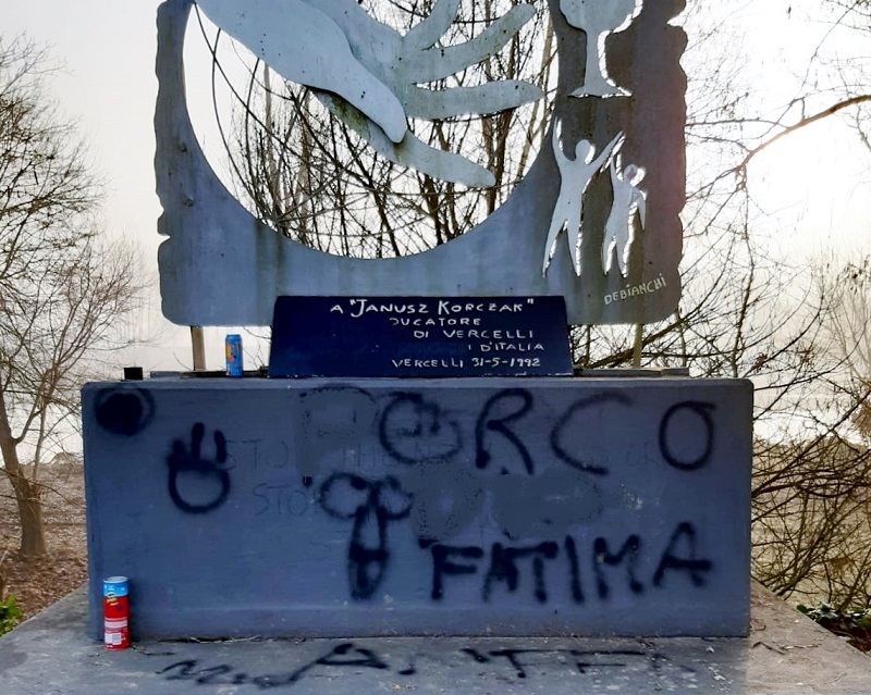 Vergognoso vandalismo al monumento di Korczak