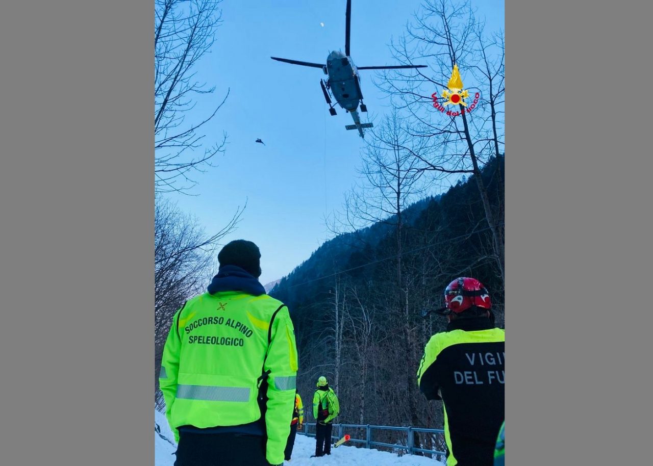 Cade una frana: soccorritori in azione
