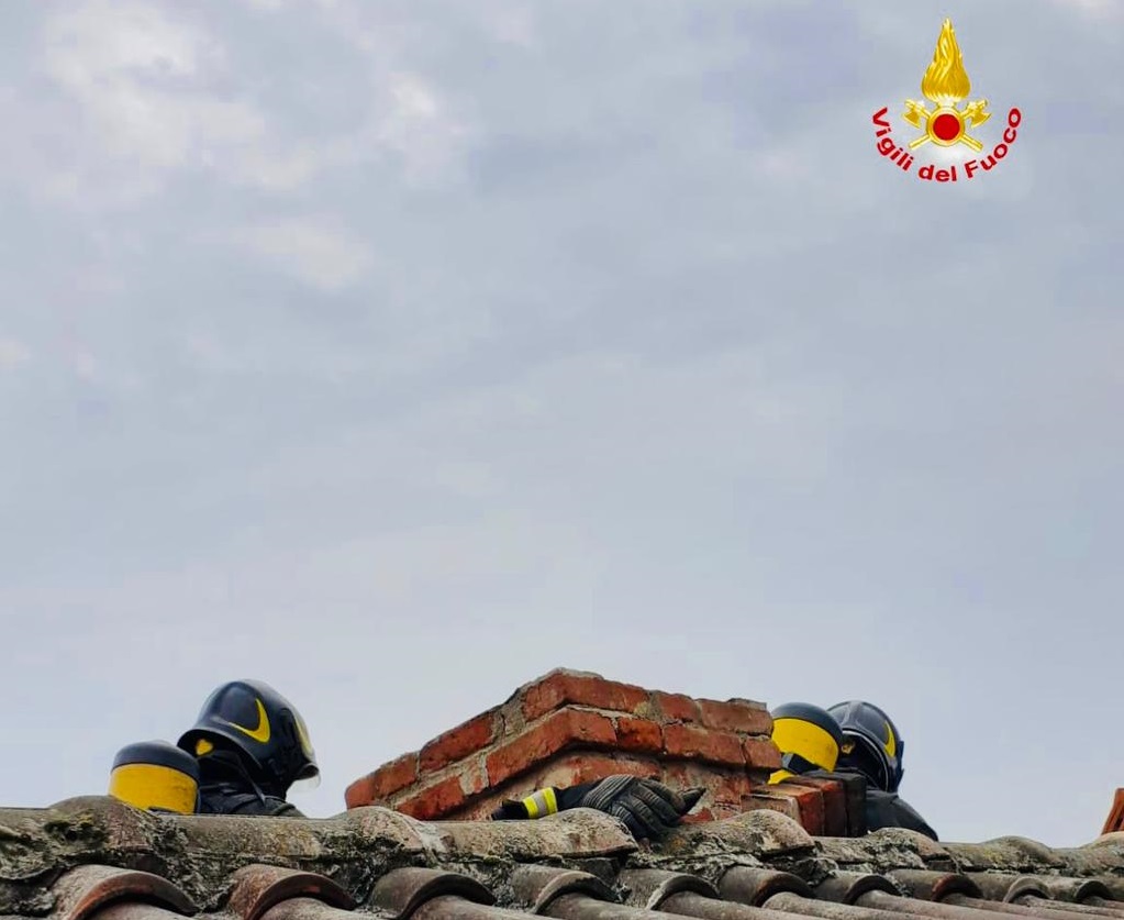 Camino in fiamme: intervengono i vigili del fuoco