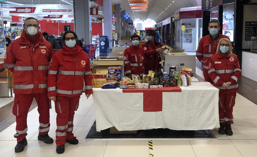Croce Rossa e maschere raccolgono 2 tonnellate di cibo per i bisognosi