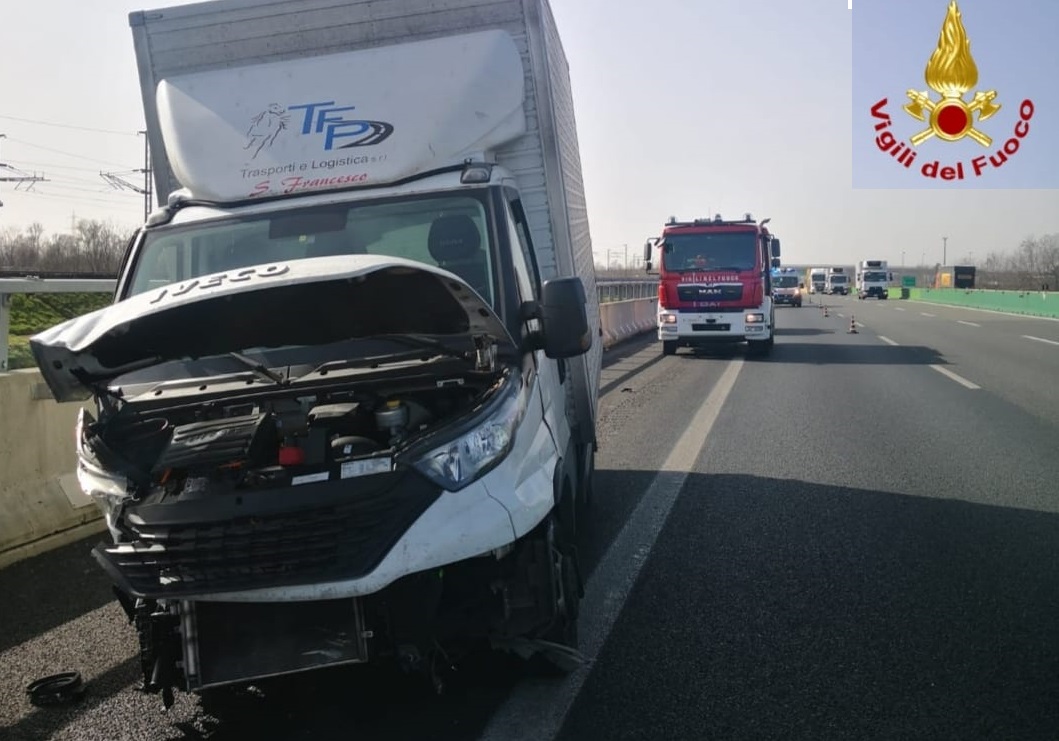 Schianto auto-furgone sulla A4 a Greggio