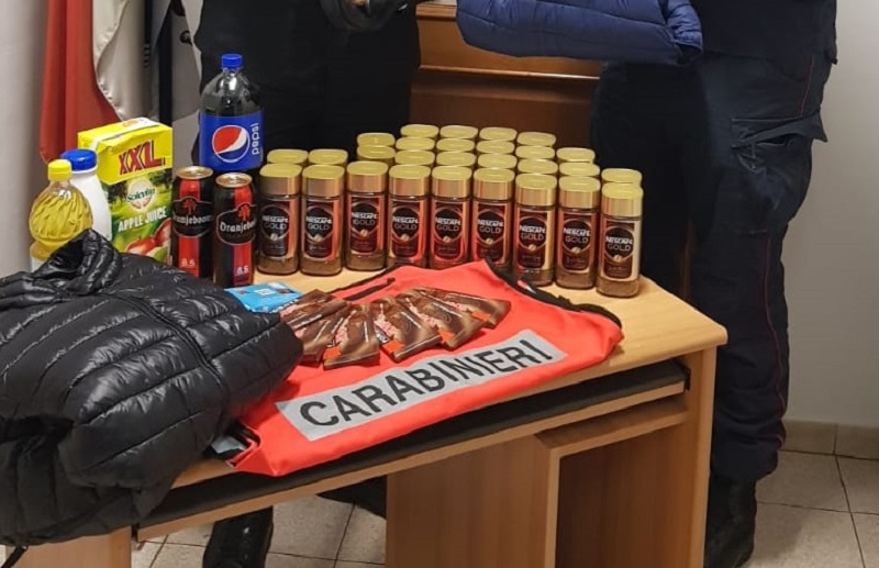 Furto di abbigliamento e cibo: due denunce per ricettazione