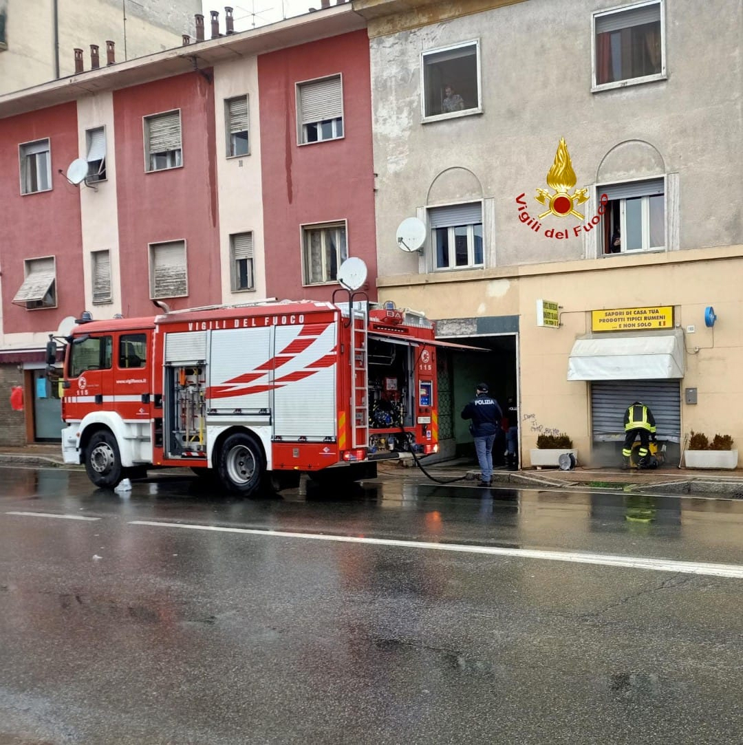 Fumo dalle serrande di un negozio in corso Prestinari