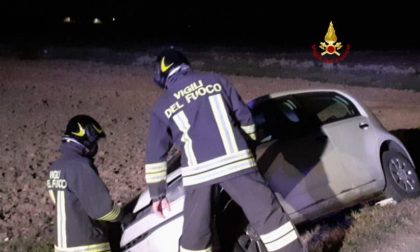 Auto esce di strada a Salomino: due feriti