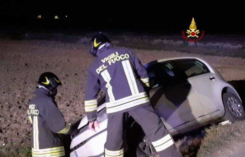 Auto esce di strada a Salomino: due feriti
