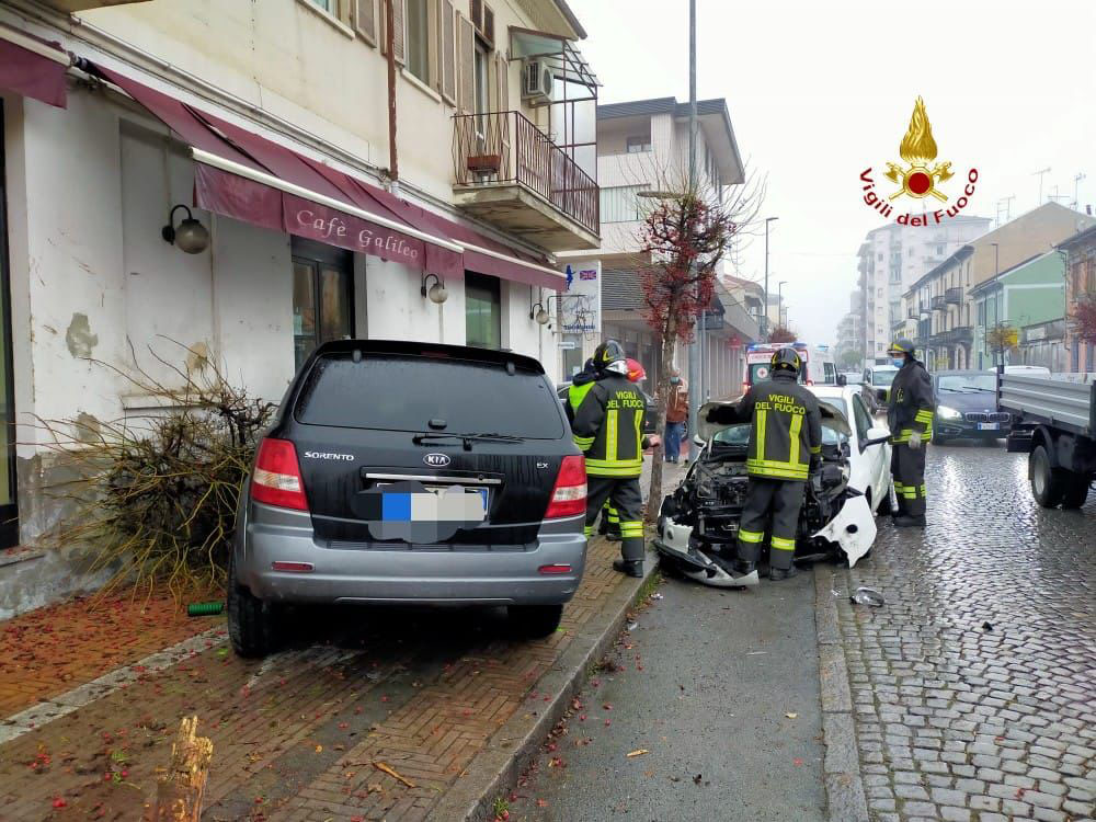Suv perde il controllo in via Torino