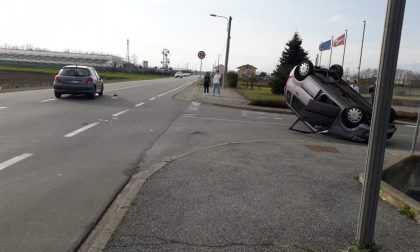 Santhià: auto ribaltata davanti al Famila