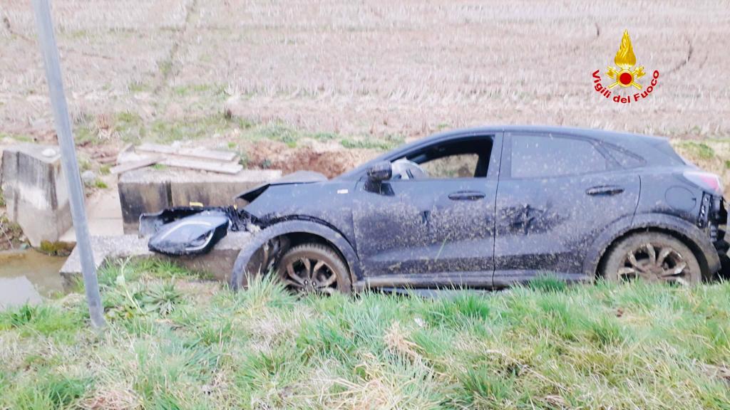 Auto finisce nei campi vicino a Formigliana