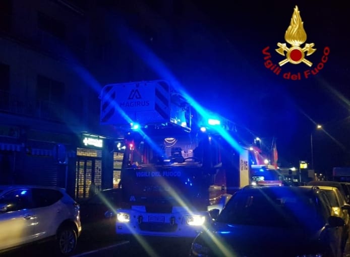Cade in casa nella notte e finisce in ospedale