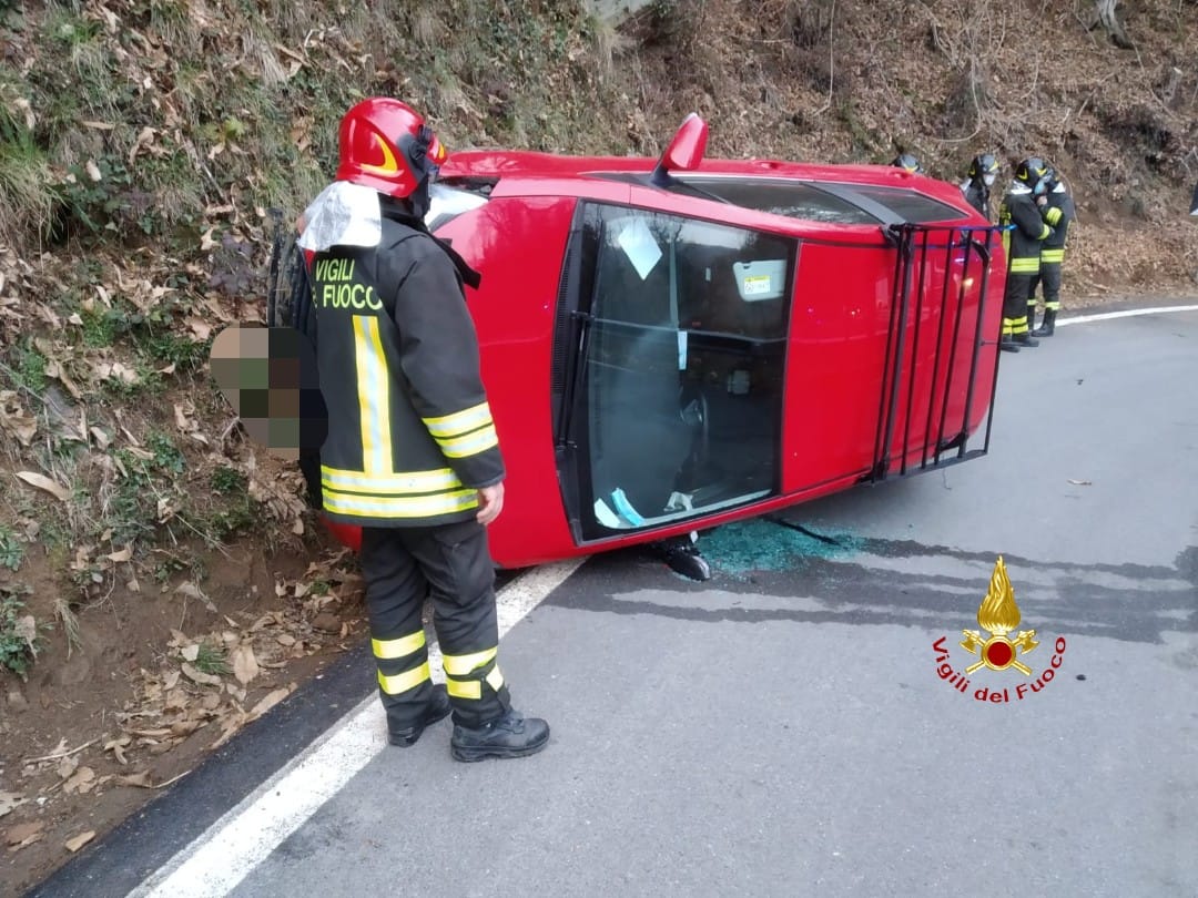 Auto rovesciata: un anziano in ospedale