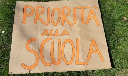 Sit-in "Pas" in piazza Cavour per il ritorno in classe