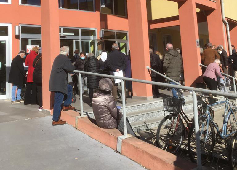 Assurdo assembramento per le vaccinazioni