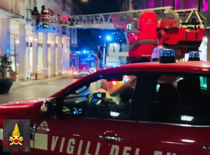 Cadono calcinacci in pieno corso Libertà