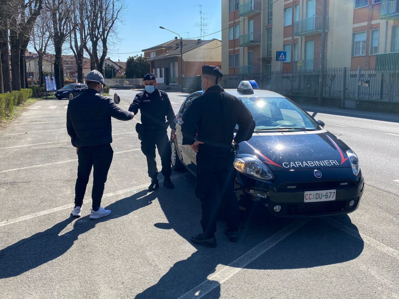 Violano la quarantena: rischiano fino a 5.000 euro di multa