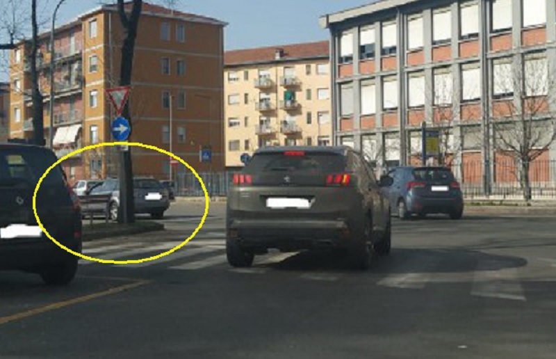 Corso Abbiate – Via Trino: la svolta obbligatoria che pochi rispettano
