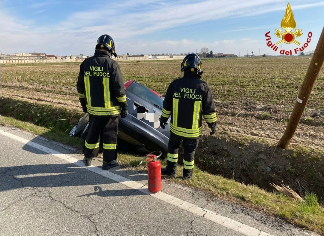 Livorno Ferraris: si ribalta con l’auto nel canale vicino al cimitero