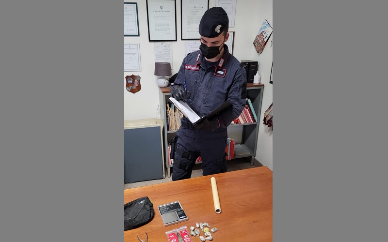Marijuana in casa: denunciato un 22enne