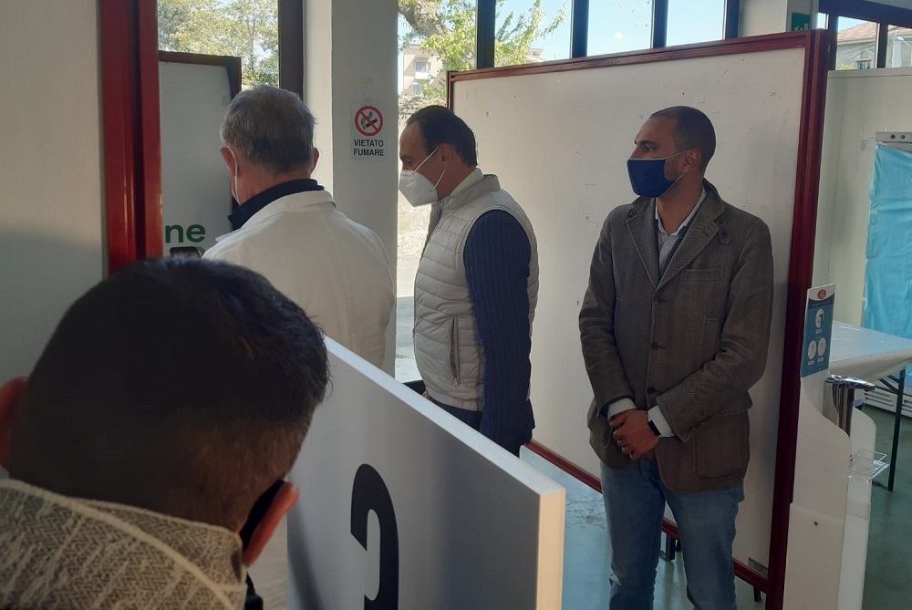 Cirio visita il centro vaccinale di Trino