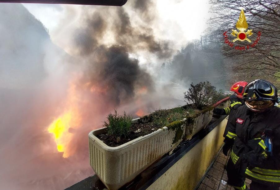 Incendio in una sfilacciatura a Rocca Pietra