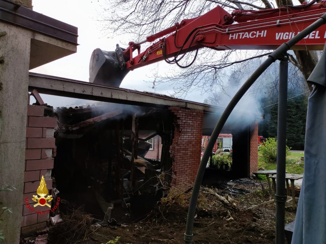 Incendio Varallo: notte di lavoro per i Vigili del Fuoco