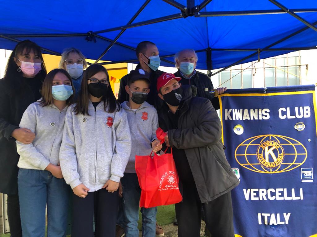 Il Kiwanis Kids incontra il Lupo Bianco per un Service di donazione