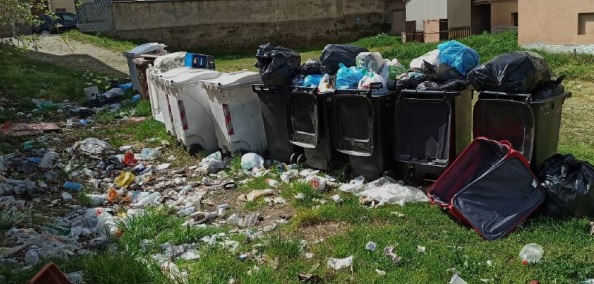 Spazzatura in cortile: situazione critica in piazza Galilei