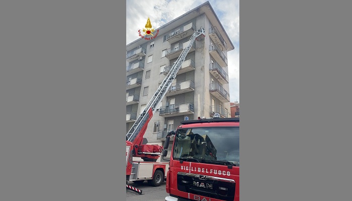 Calcinacci sulle auto in via Pisa