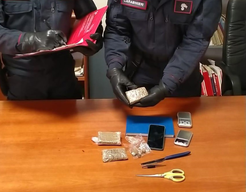 Un arresto e una denuncia per detenzione di stupefacenti