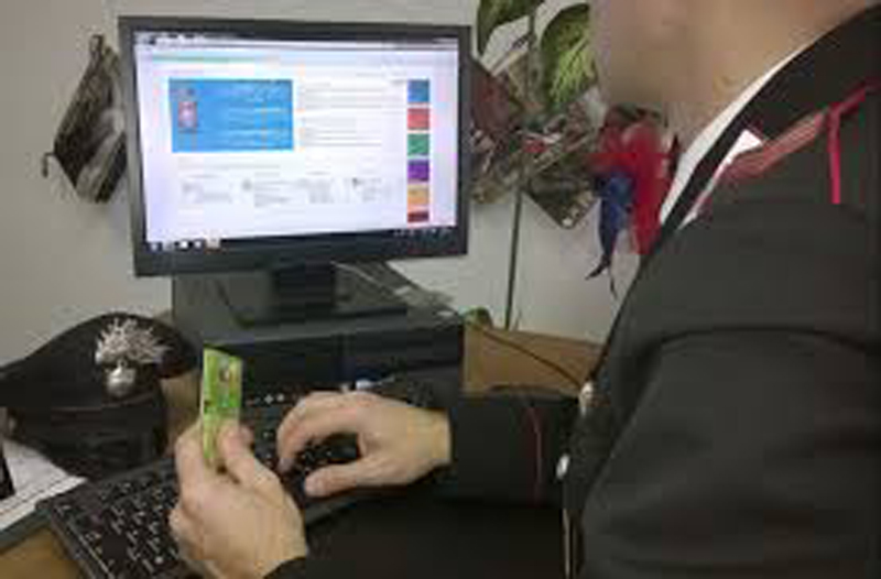 Fa acquisti online con la carta di credito della collega: denunciata