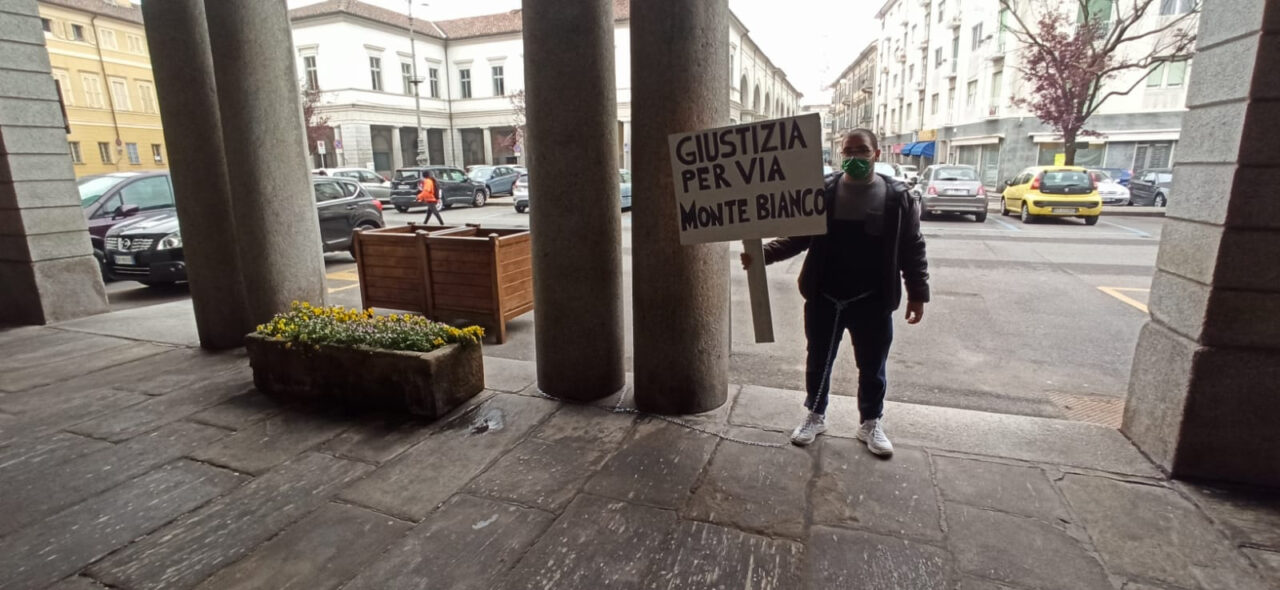 Galliani si incatena al municipio: “Ripristinate la legalità in Via Monte Bianco 15”