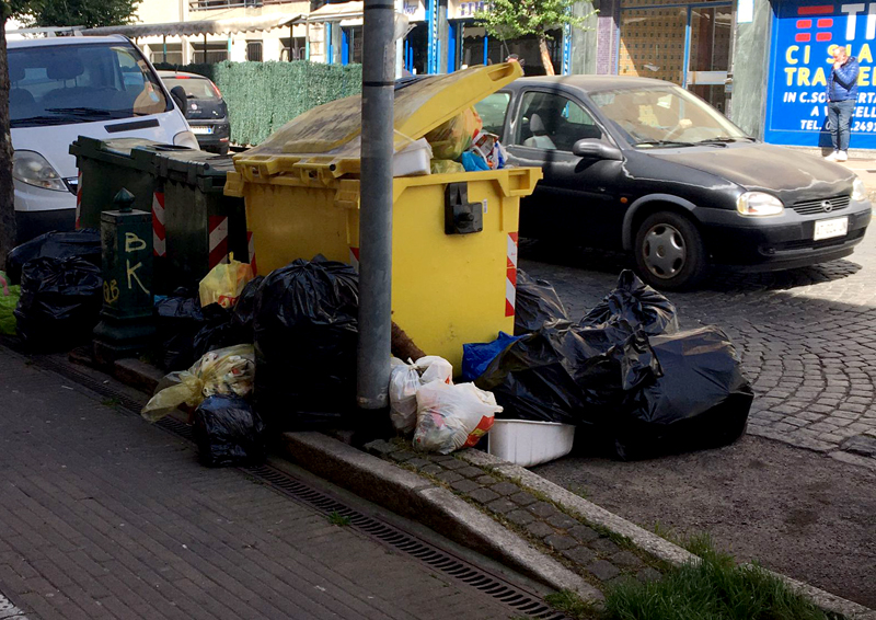 Spazzatura in Corso Prestinari: i cassonetti esplodono
