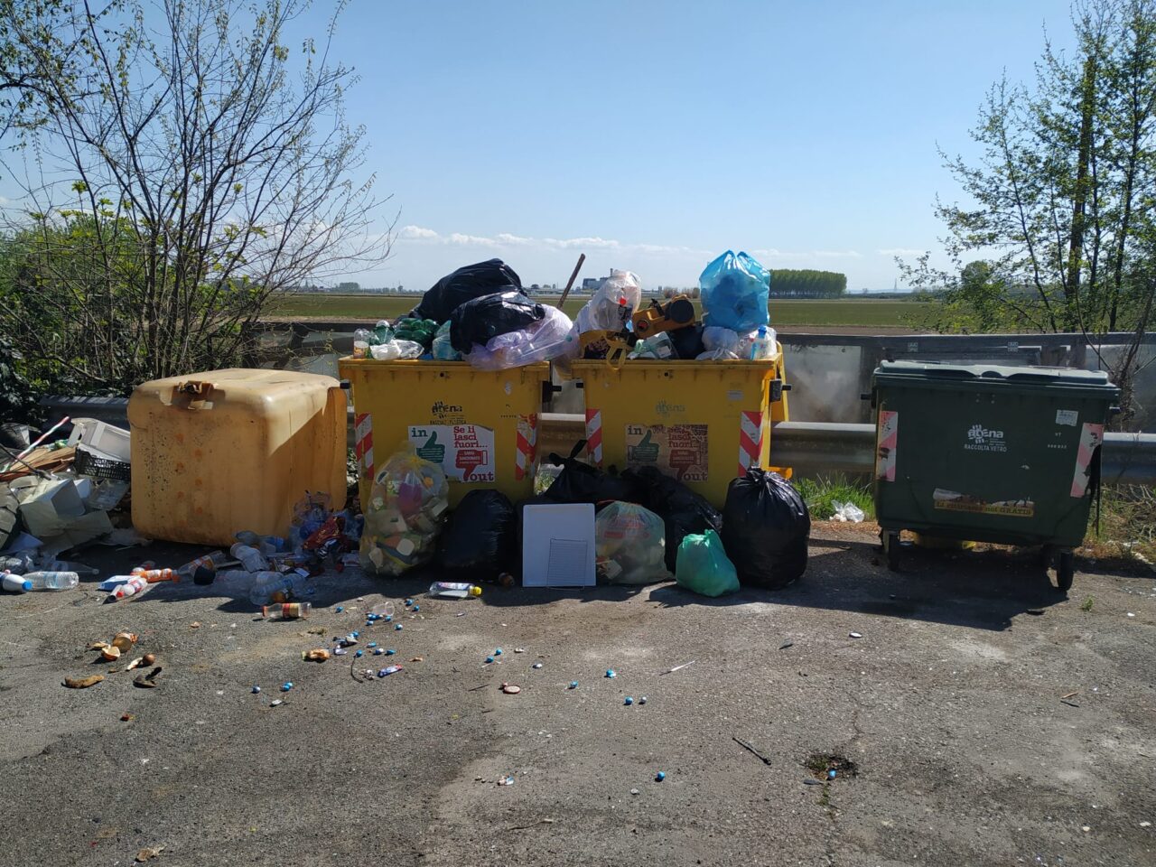 Spazzatura in città: altre due situazioni assurde