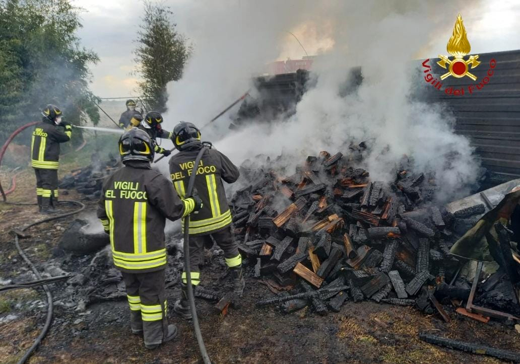 Crescentino: a fuoco sterpaglie e legnaia