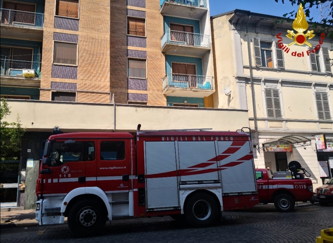 Principio di incendio in appartamento in corso Prestinari