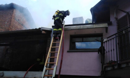 Gattinara: in fiamme edificio disabitato nel centro storico