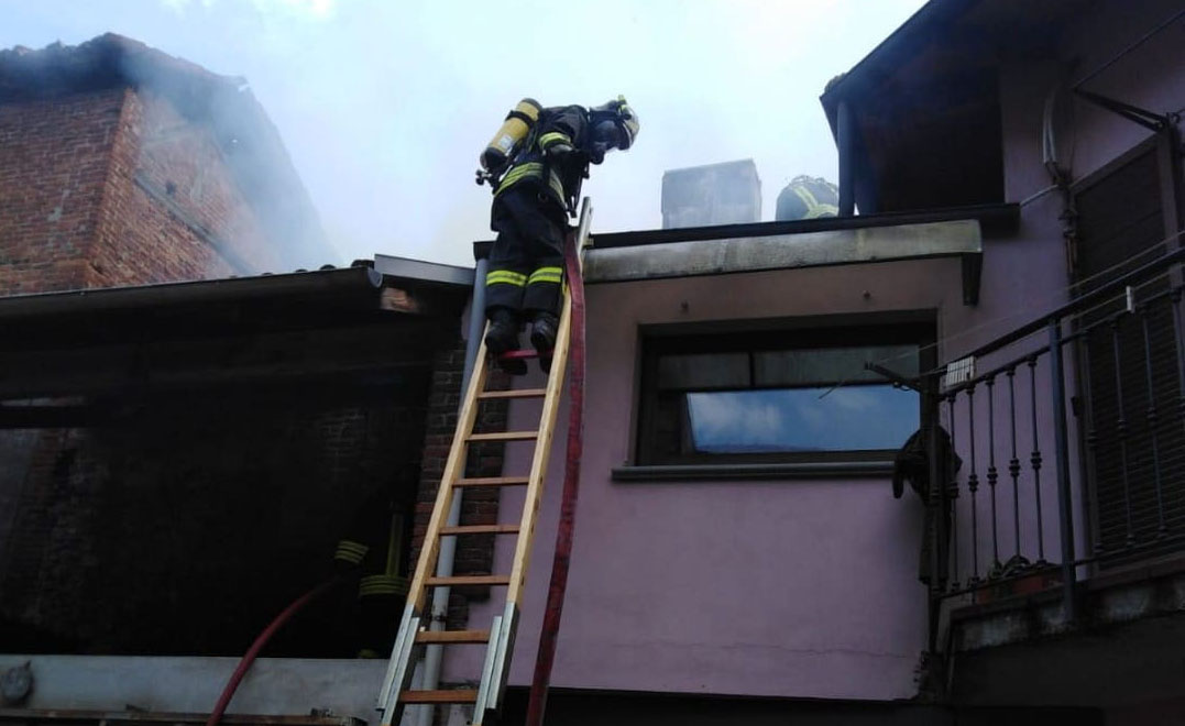 Gattinara: in fiamme edificio disabitato nel centro storico