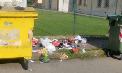 Cumuli di rifiuti in strada: spunta anche una valigia