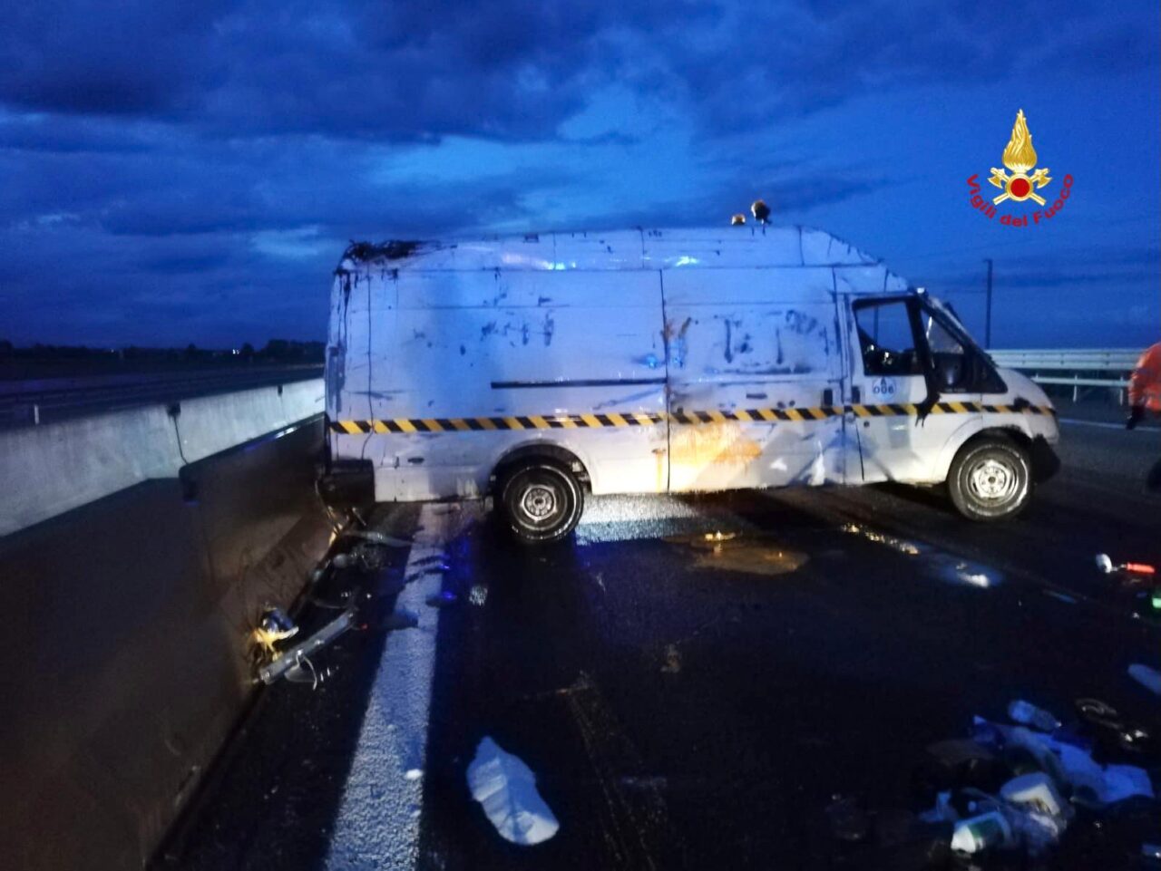 Autostrada A4: furgone di vernici si rovescia in serata