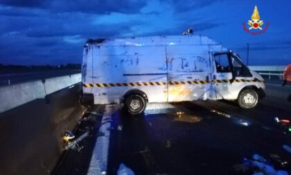 Autostrada A4: furgone di vernici si rovescia in serata