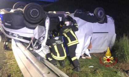 Tre feriti in un furgone ribaltato in autostrada, donna in codice rosso