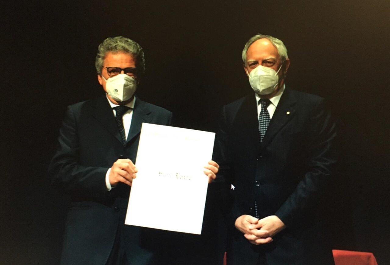 Il dottor Borrè ha ricevuto da Astori al Civico il titolo di Commendatore