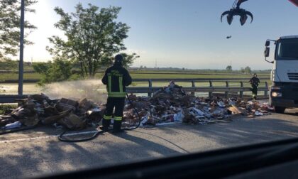 Incendio in un autocompattatore sulla Sp 455