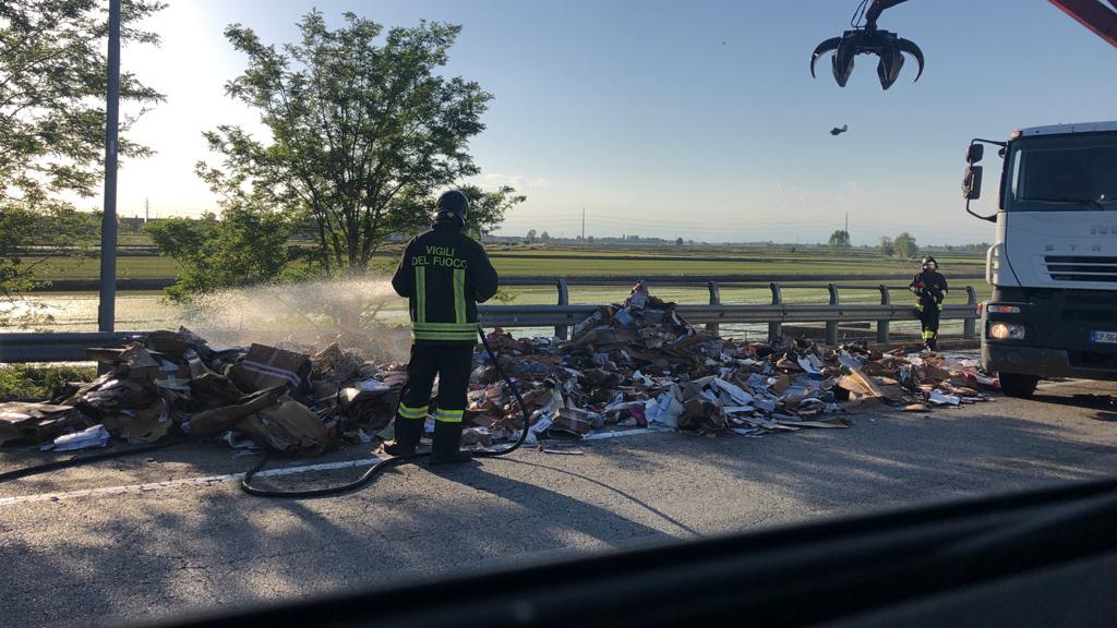 Incendio in un autocompattatore sulla Sp 455